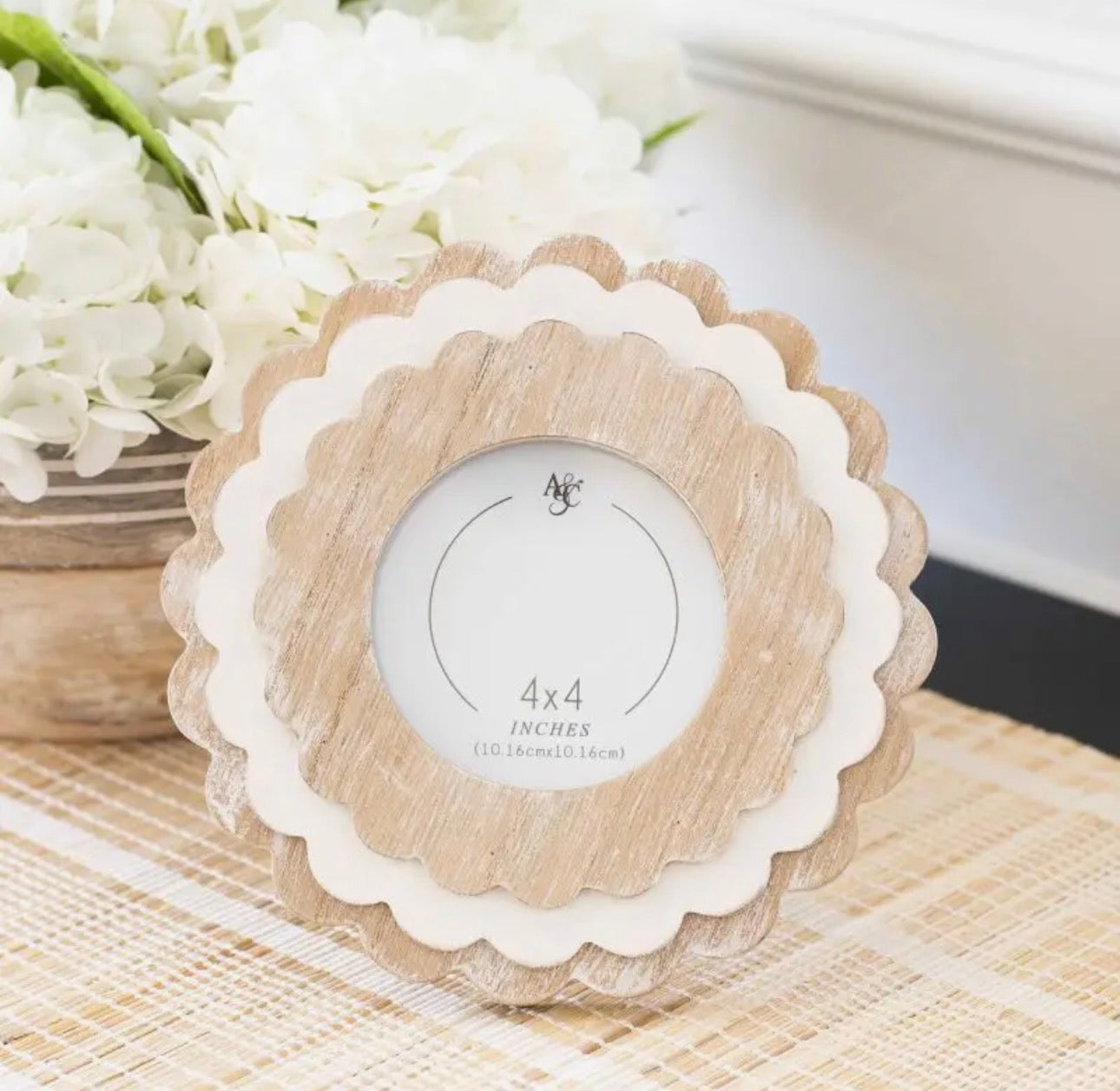 Round Scalloped Photo Frame